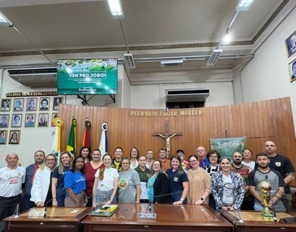 Ana Paula Melo em foto de grupo com participantes do Vem Pro Jogo no Plenário Edgar Müller
